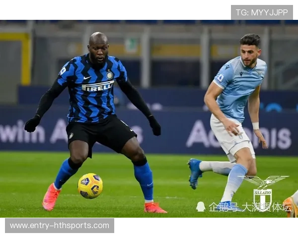 国际米兰训练课劳塔罗背身接球三次成功分球引欢呼 国际米兰训练课劳塔罗背身接球三次成功分球引欢呼